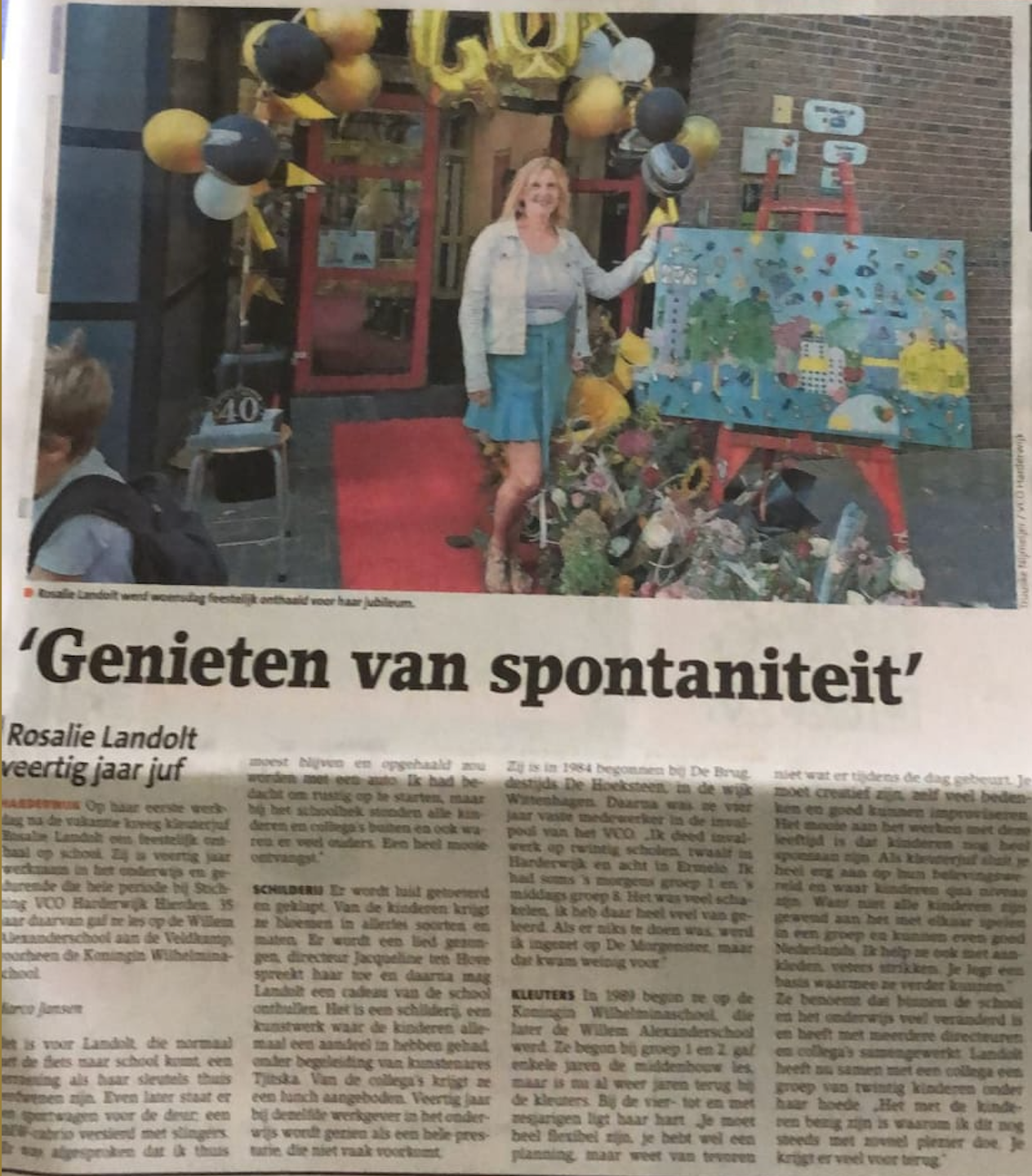 een krantenbericht met het kunstwerk voor de juf