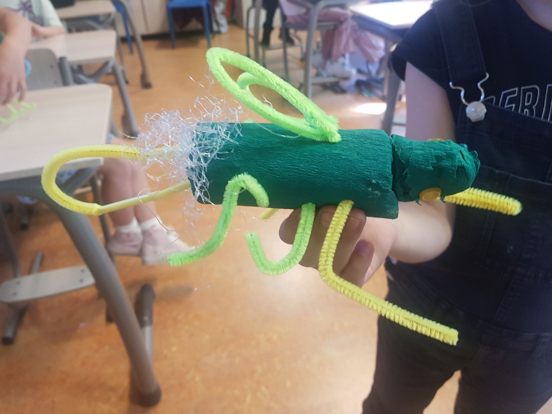 groene sprinkhaan met kosteloos materiaal