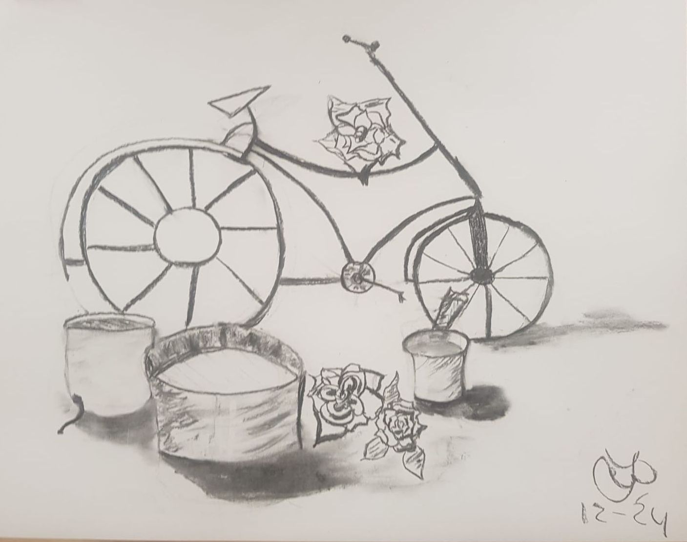 Een zwart-wit tekening van een fiets met bloemen erop