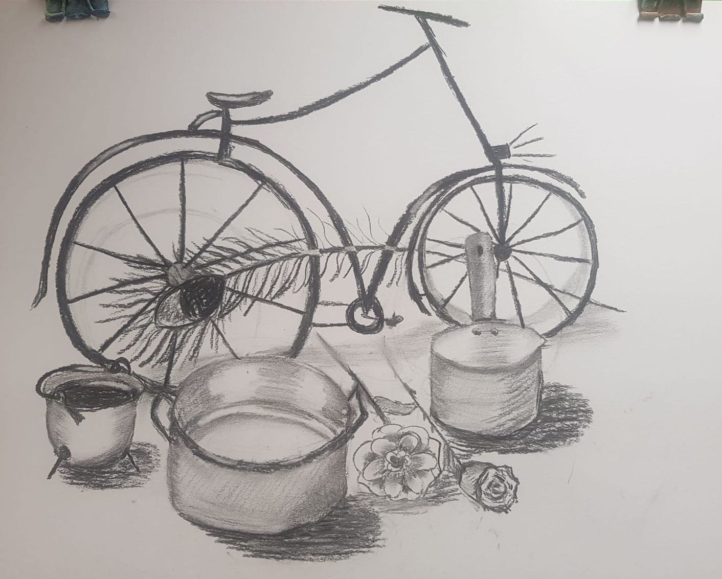 Een zwart-wit tekening van een oude fiets