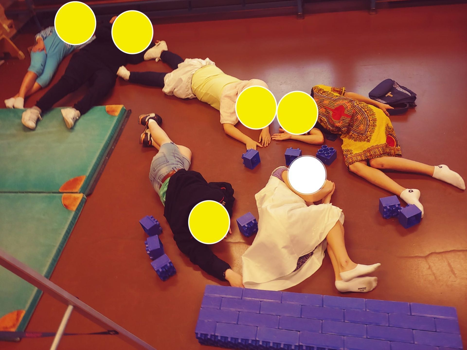 een kunstwerk van leerlingen die op de grond liggen en een duik in het zwembad uitbeelden