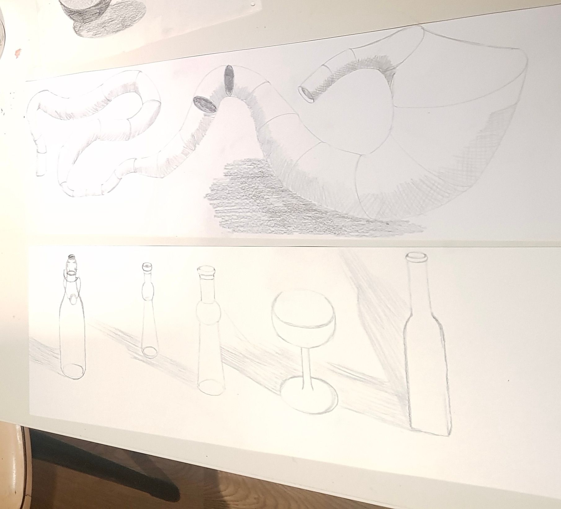 Een tekening van een hart en flessen op een tafel