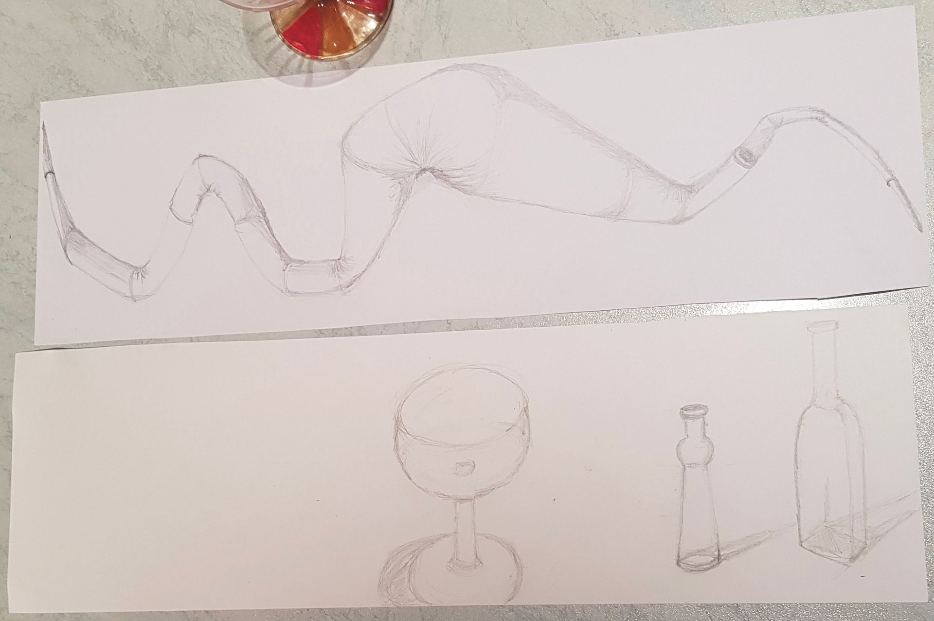 Een stuk papier met een tekening van een slang erop