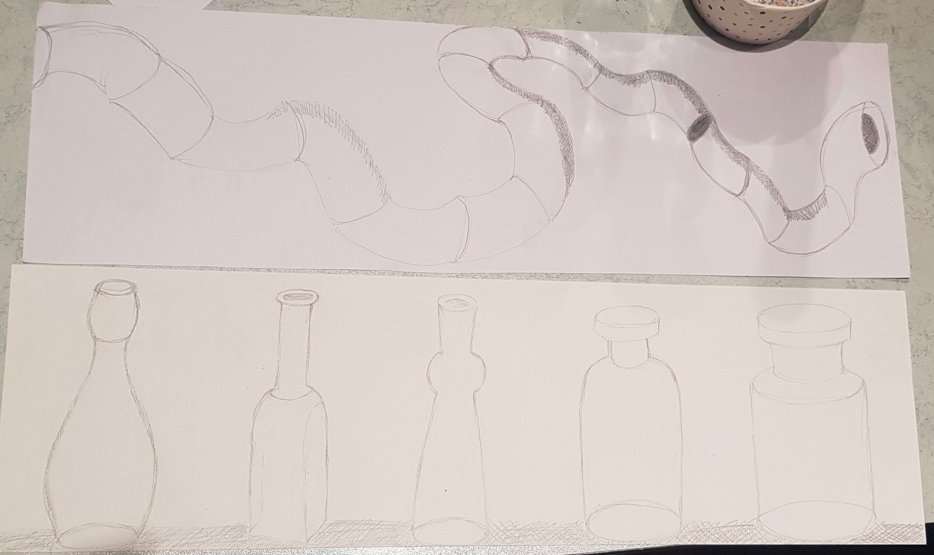 Een stuk papier met een tekening van een hand erop.