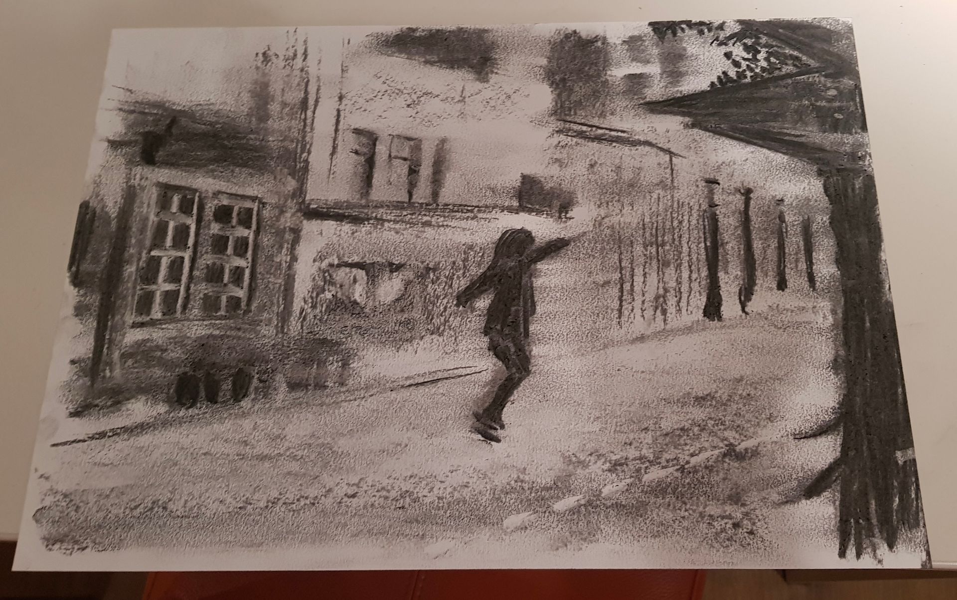 Een zwart-wit tekening van een persoon die voor een gebouw staat.