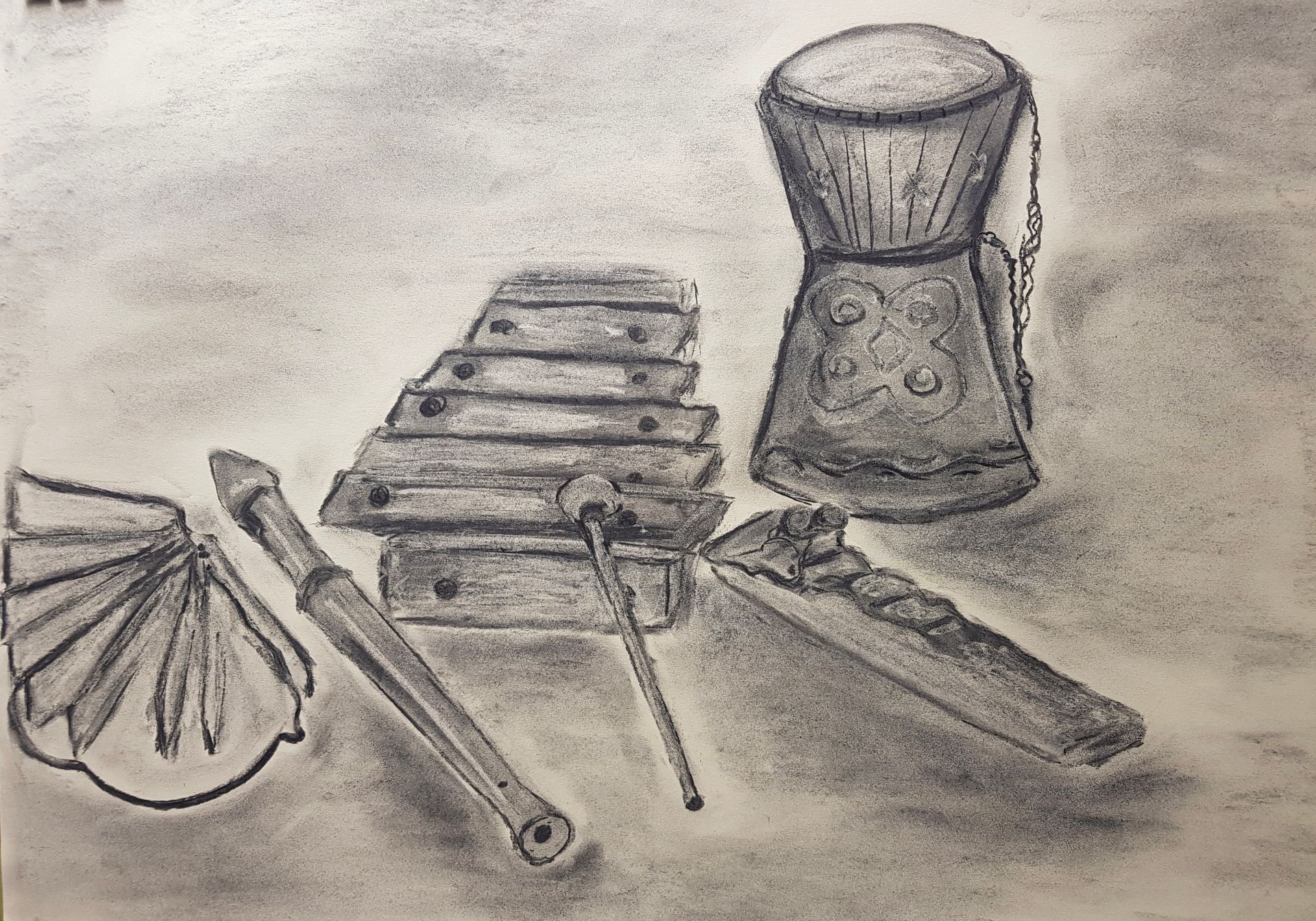 Een zwart-wit tekening van muziekinstrumenten, waaronder een trommel