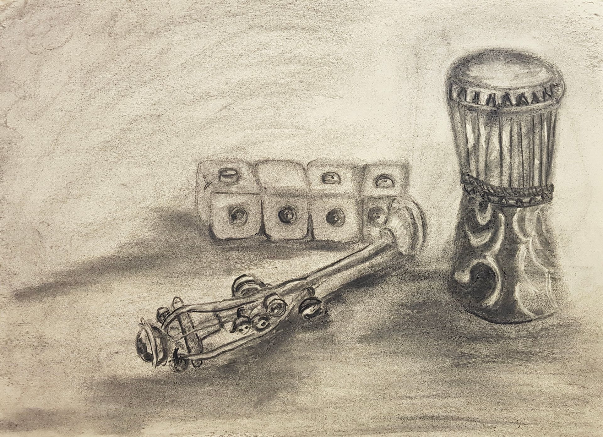 Een zwart-wit tekening van een trommel en een rammelaar