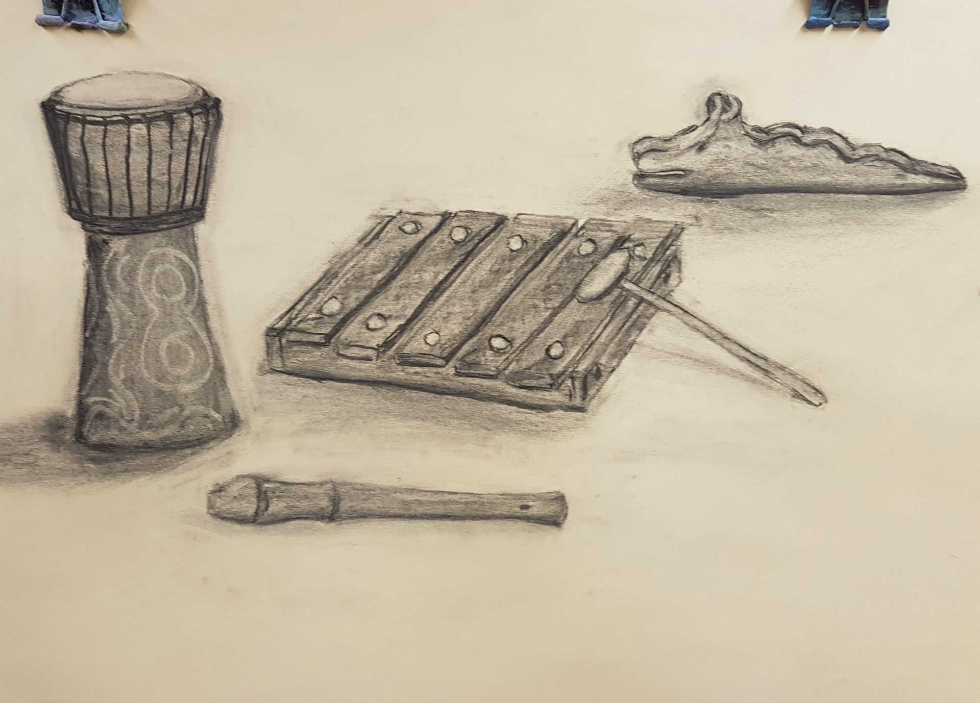 Een zwart-wit tekening van een trommel en een fluit