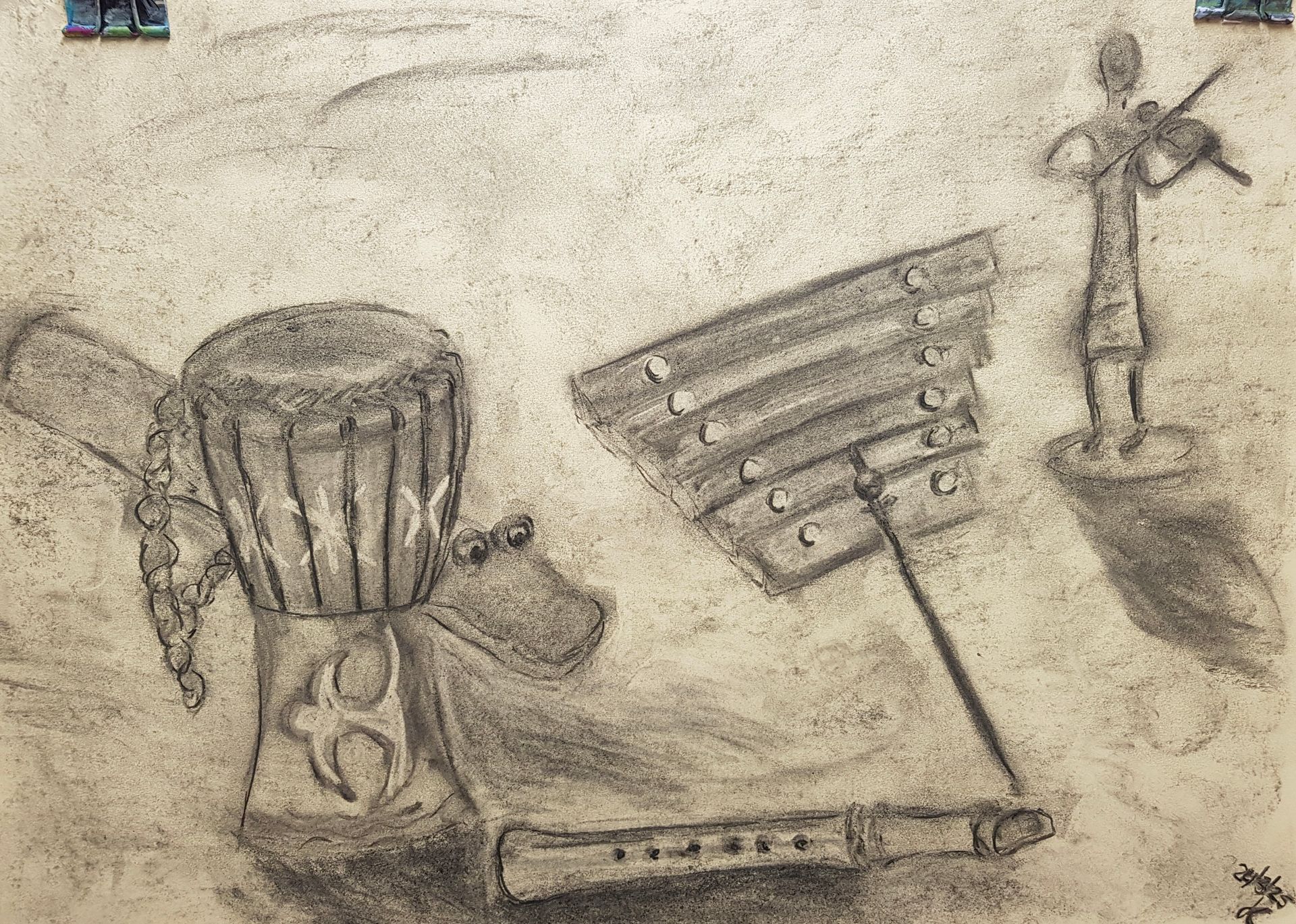 Een zwart-wit tekening van een trommel en xylofoon