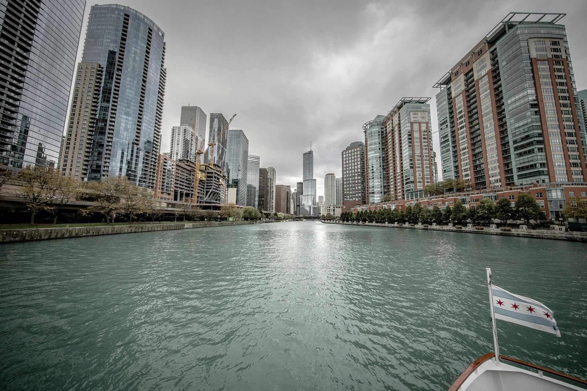 Chicago River flowing through downtown Chicago