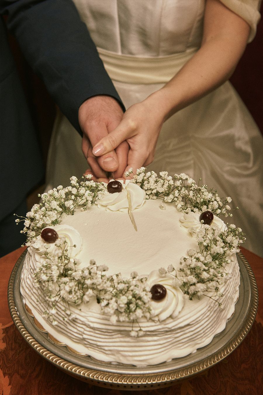 Una sposa e uno sposo stanno tagliando la torta nuziale