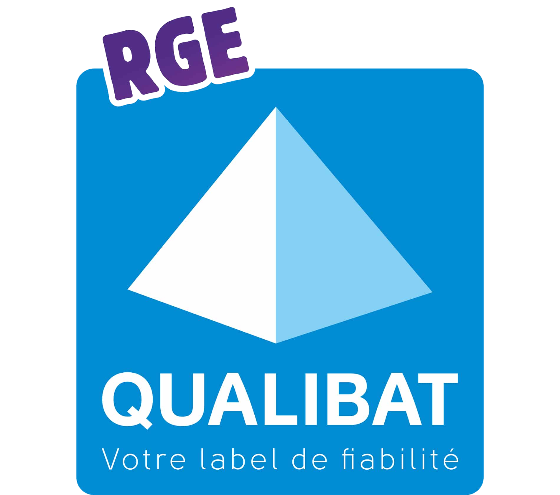 Un panneau bleu avec une pyramide blanche et les mots qualibat dessus