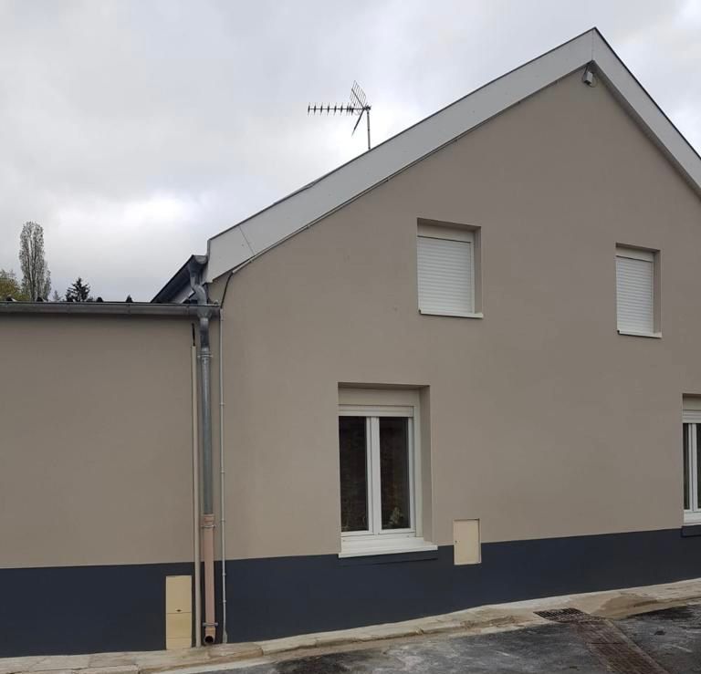 Une maison avec un toit sur lequel se trouve une antenne