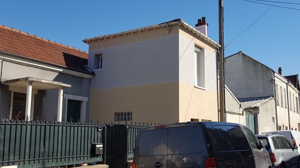 Une camionnette est garée devant une petite maison.