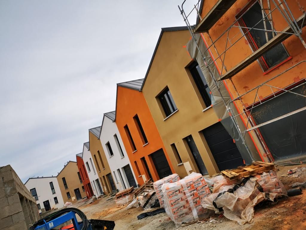 Une rangée de maisons en construction avec des échafaudages autour d'elles