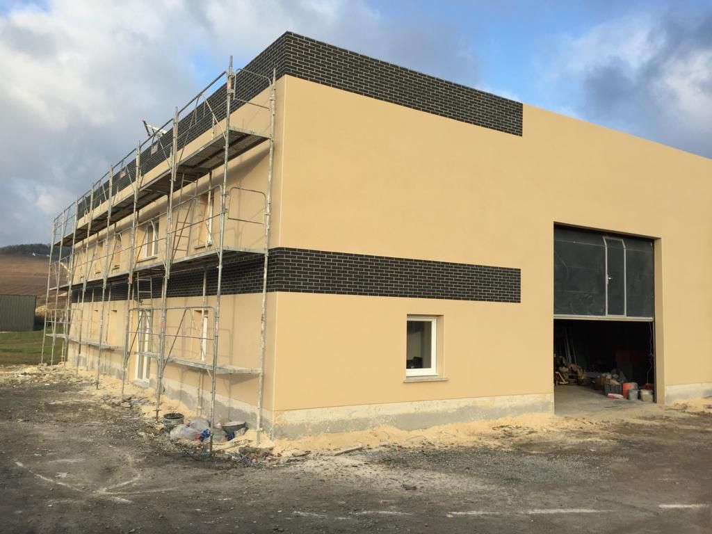 Un bâtiment en construction avec des échafaudages autour