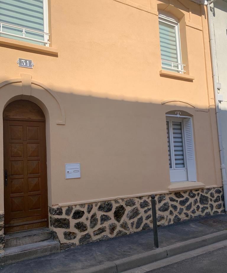 Une maison avec le numéro 431 sur la façade