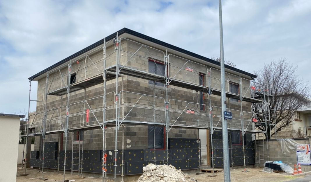 Un bâtiment en construction avec des échafaudages autour.