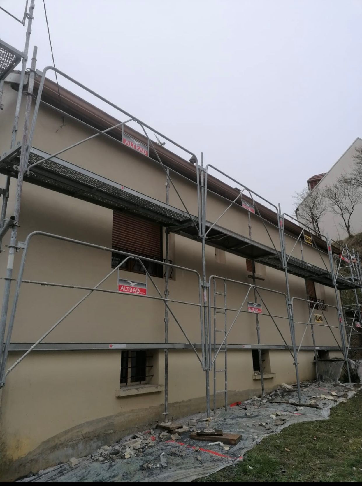 Un bâtiment avec un échafaudage sur le côté.