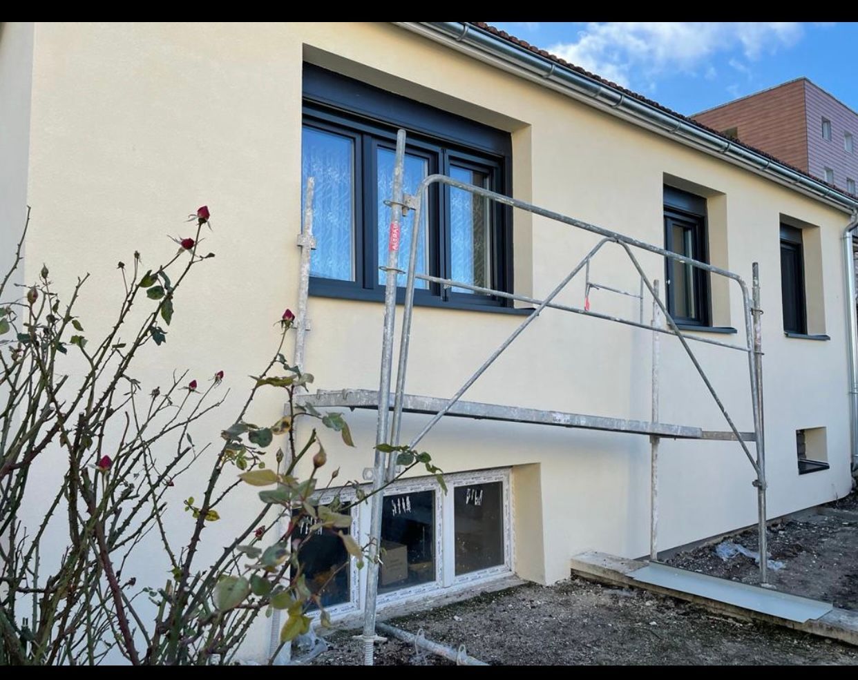 Une maison avec un échafaudage sur le côté.