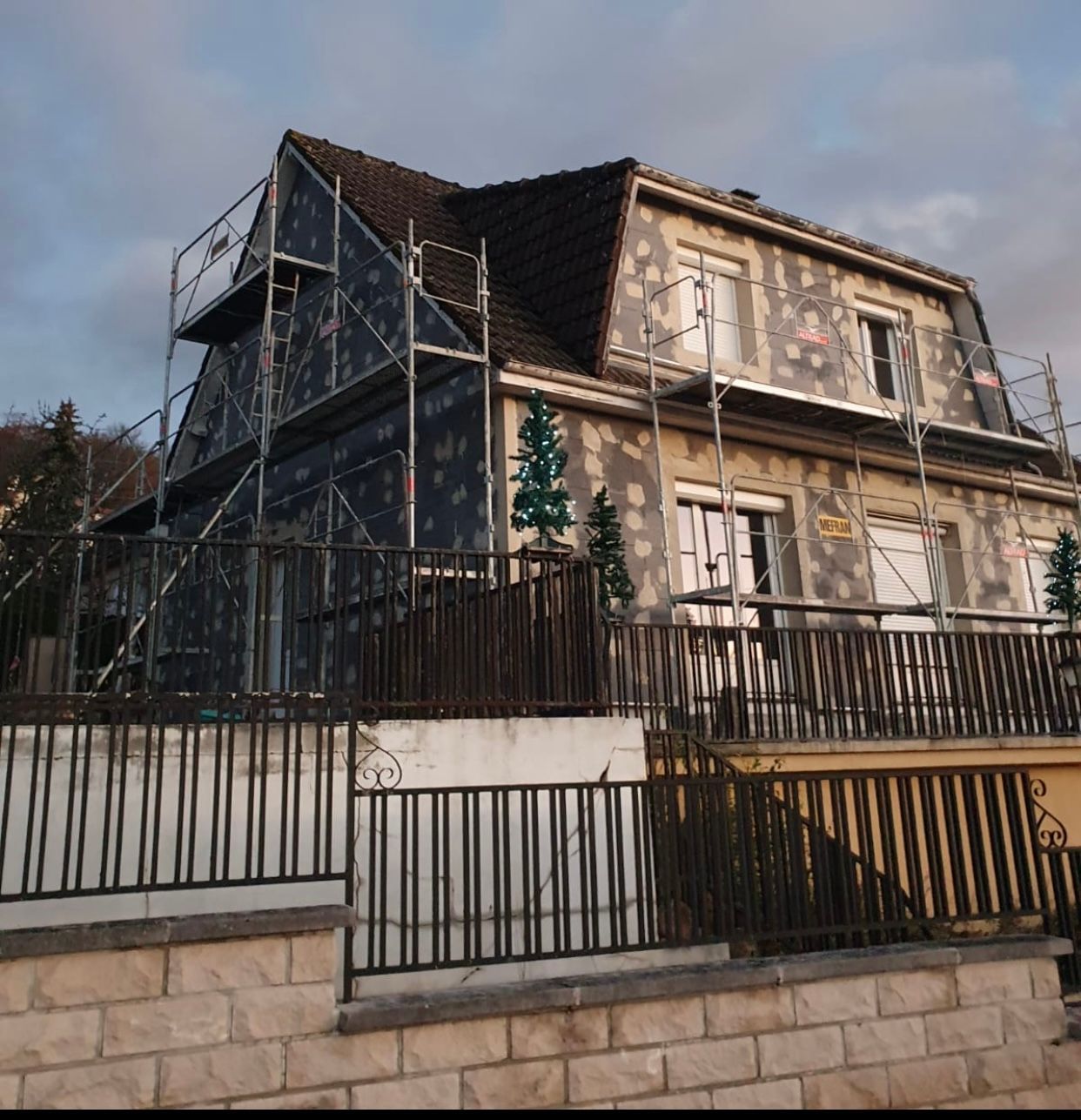 Une maison en construction avec des échafaudages autour