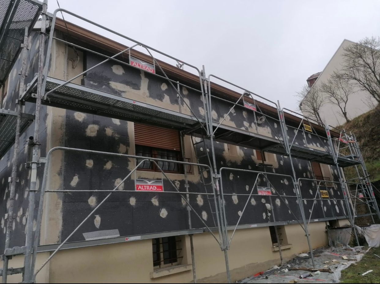 Un bâtiment avec un échafaudage sur le côté