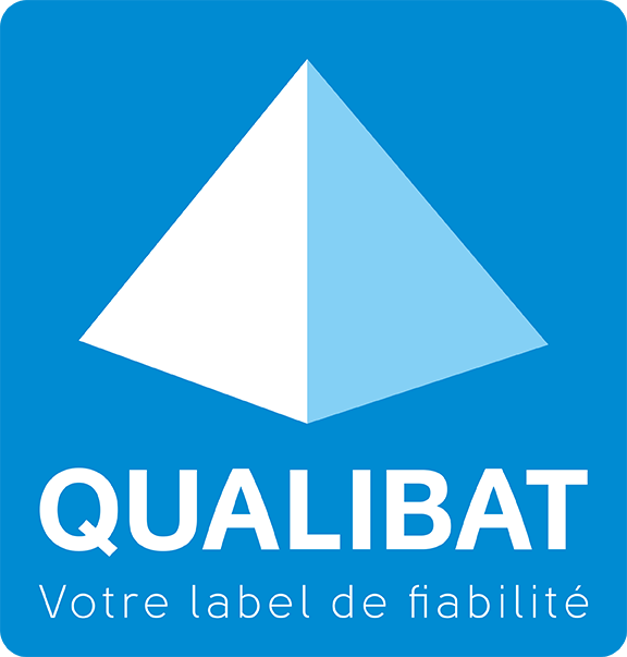 Un logo bleu et blanc pour qualikat avec une pyramide au centre