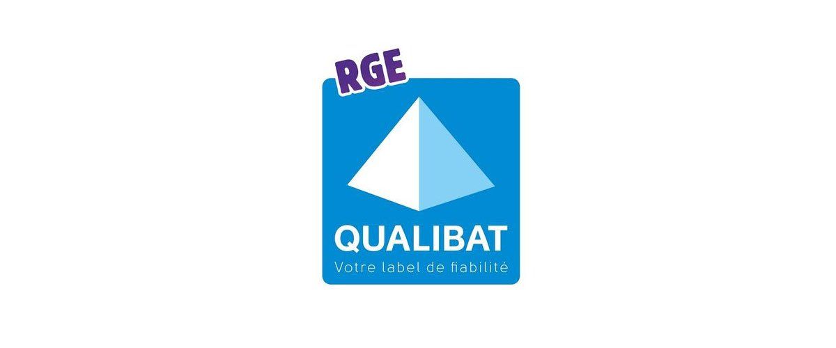 Un panneau bleu avec une pyramide blanche et le mot qualité dessus.