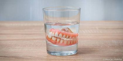 Herausnehmbarer Zahnersatz wie Totalprothesen sind nicht jedermanns Sache.