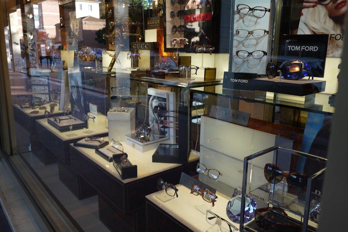 Occhiali da vista e da sole in esposizione