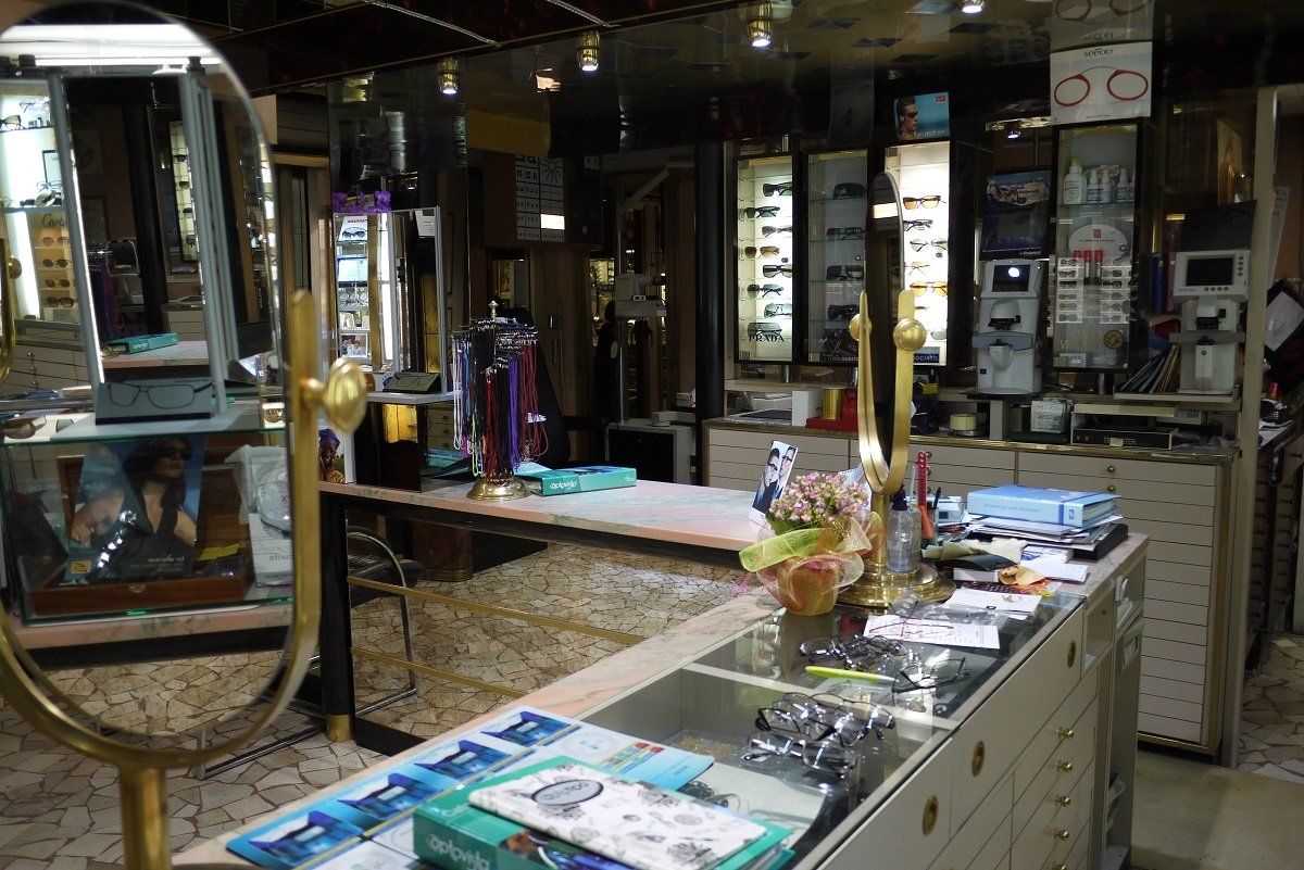 Interni del negozio di occhiali