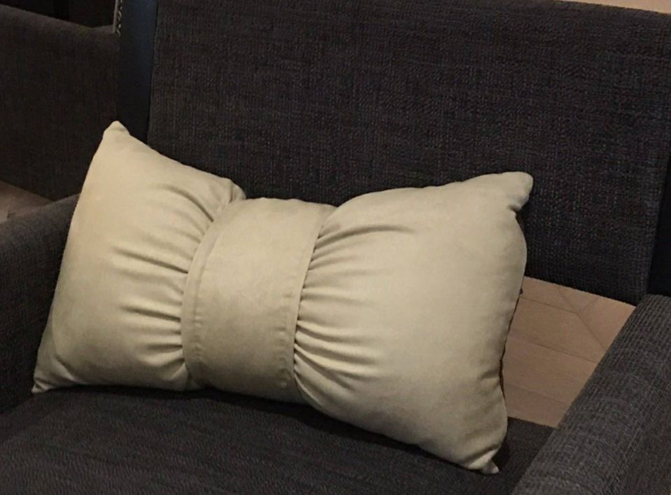 *0626每日一物*Romsey 五星級可水洗科技蝴蝶午安護腰枕，高端麂皮，拿鐵 Coffee Latte