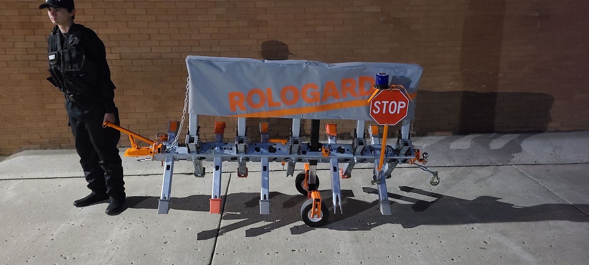 Magnetic base amber flasher, recharge battery via solar, cig lighter, usb cord. Kit Number xd233.