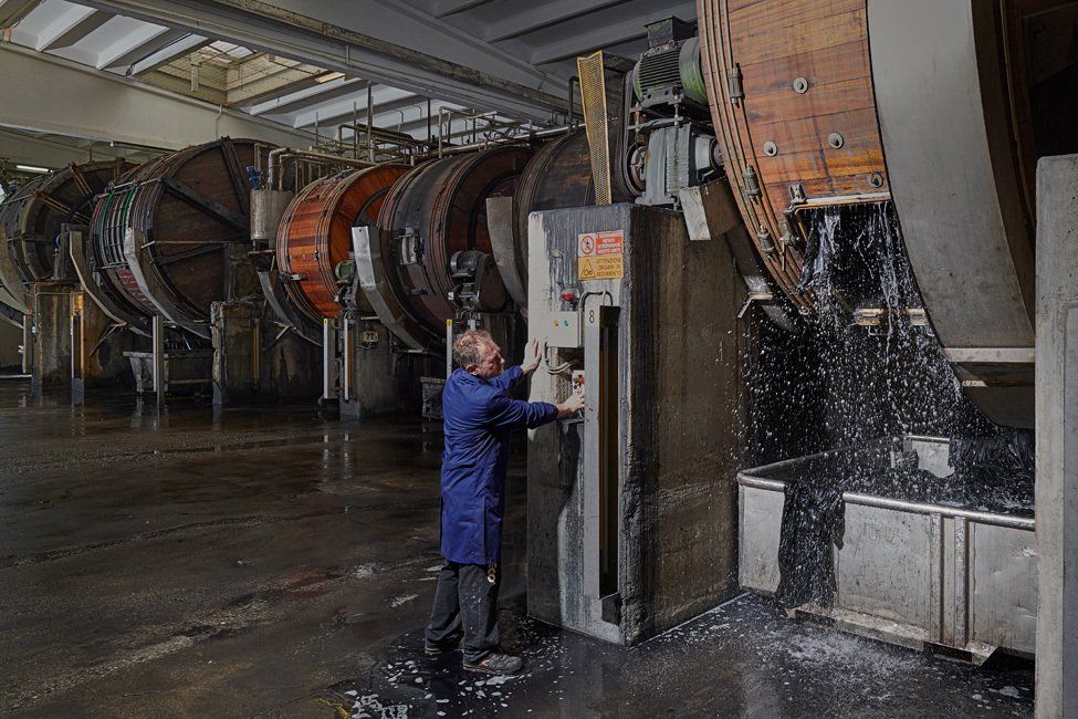 conciatori trasportano pelli