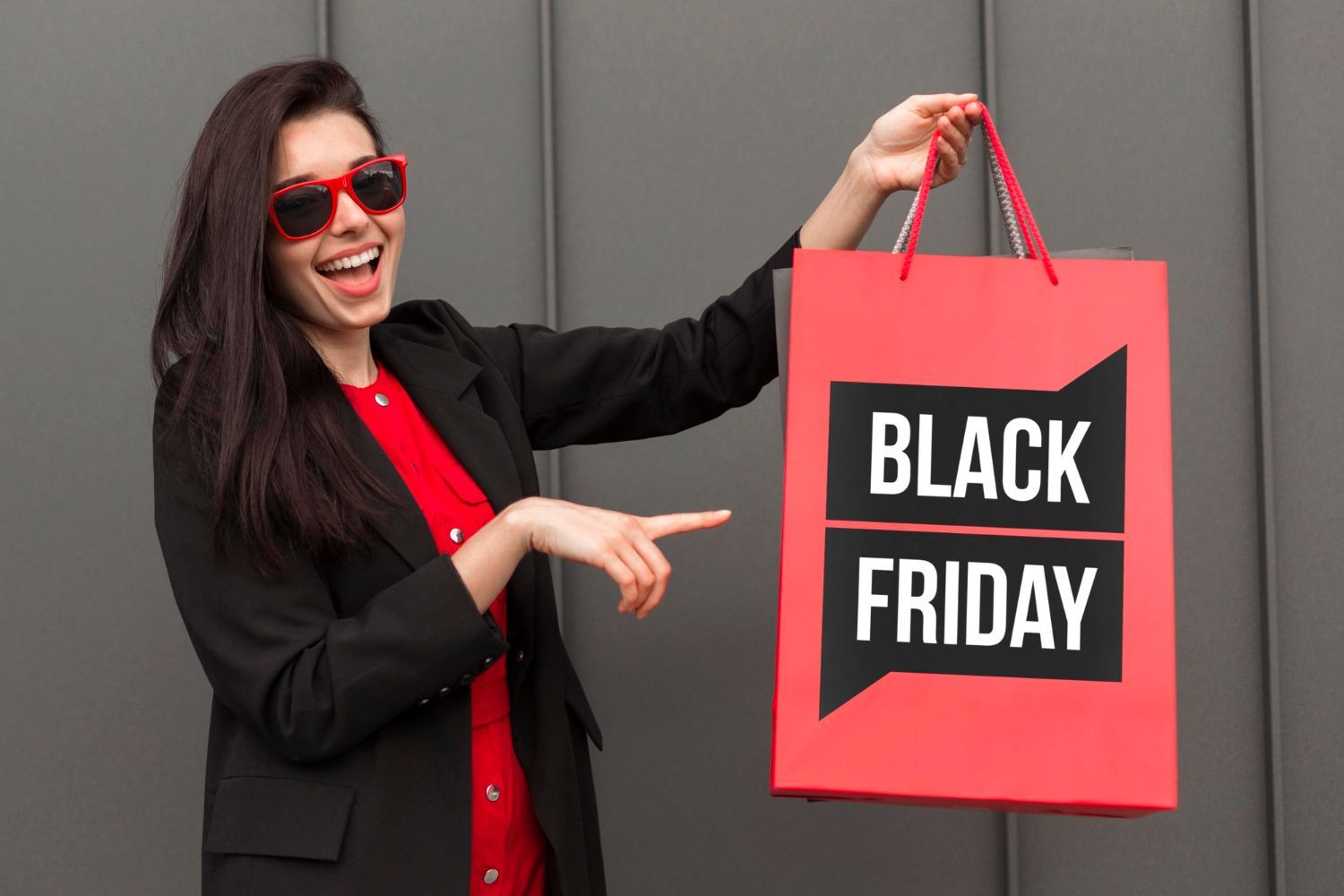 Mulher alegre com sacola 'BLACK FRIDAY' vermelha, simbolizando sucesso em vendas.