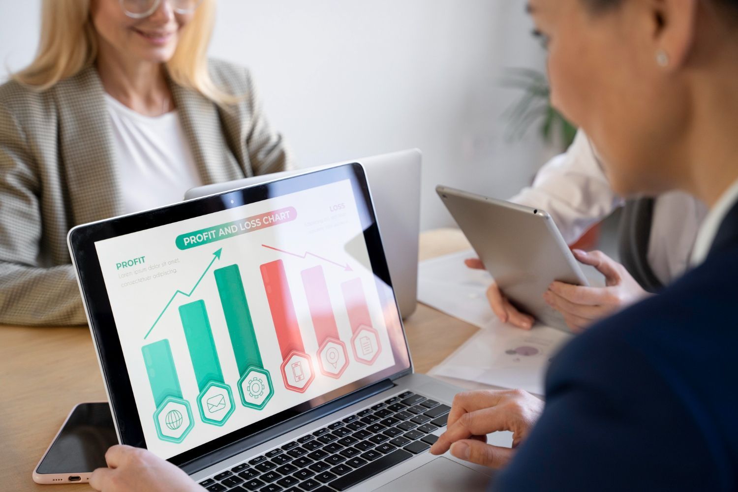 Equipe de negócios analisando gráfico de lucros e perdas em laptop para otimizar vendas.