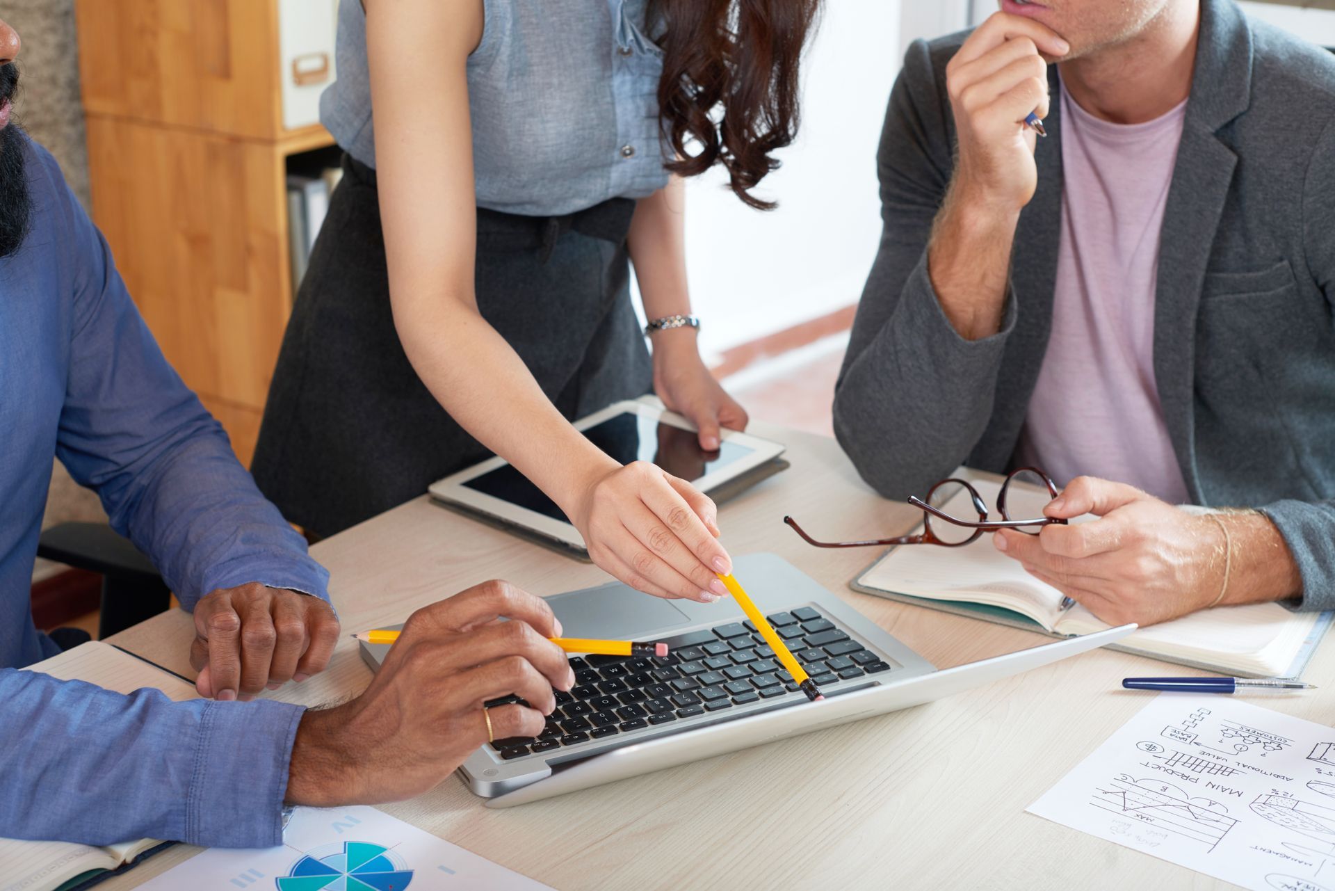 Equipe de negócios analisando dados e planejando estratégias durante reunião em escritório.