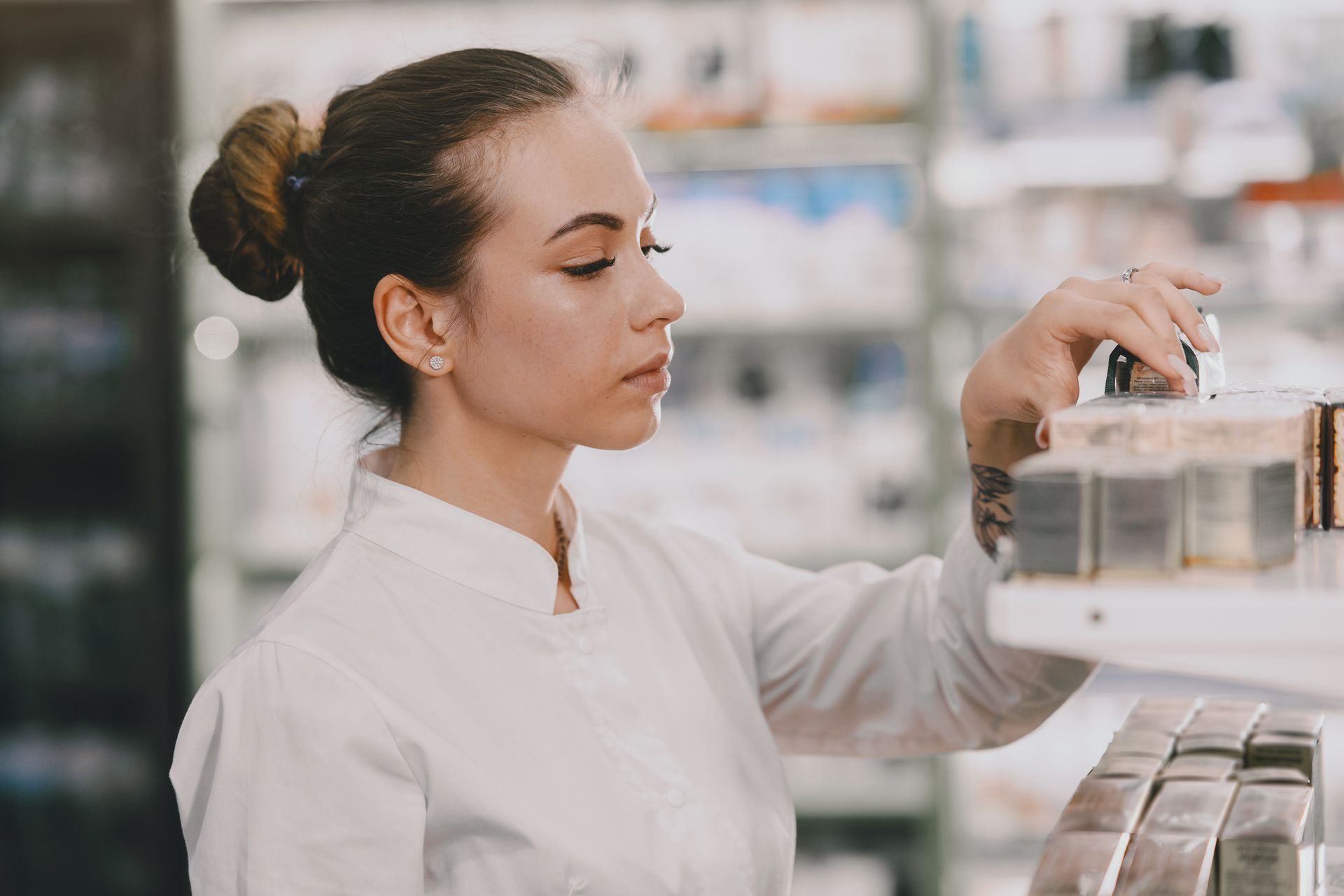Profissional organizando prateleira de produtos em loja de cosméticos