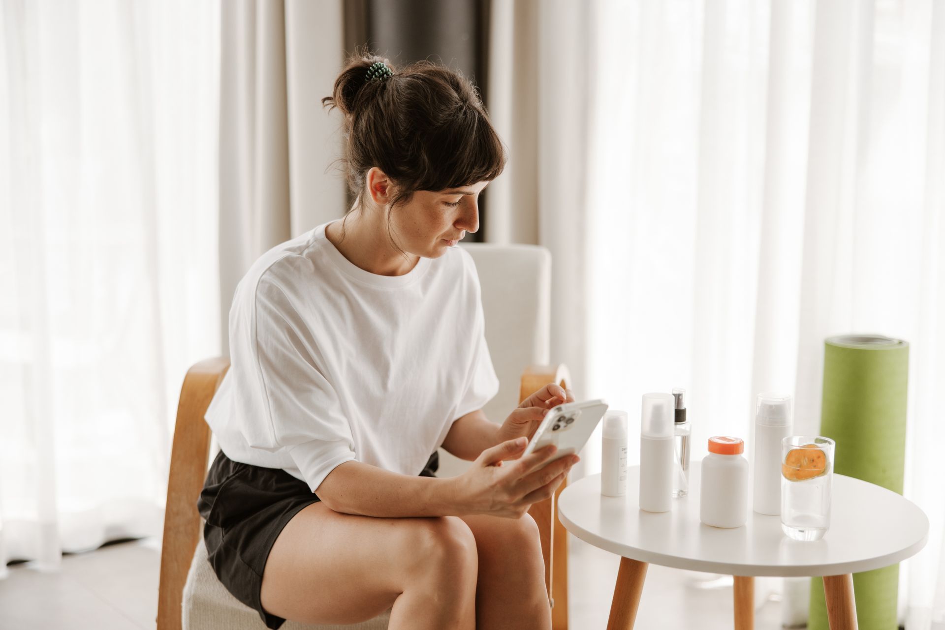 Lojista analisando produtos no celular para ações de relacionamento com clientes via WhatsApp.