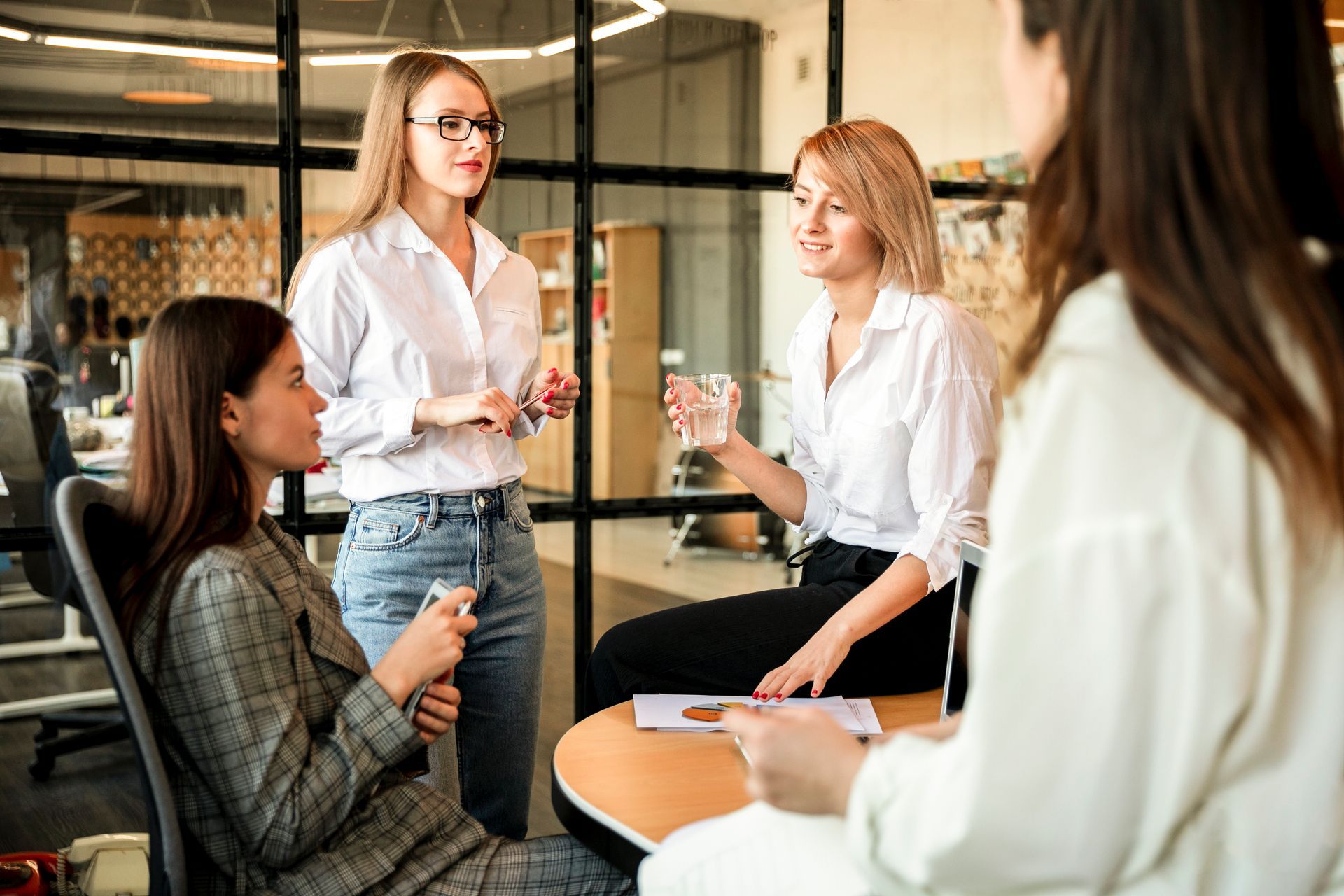 Profissionais em reunião de negócios para escolher distribuidora de cosméticos.