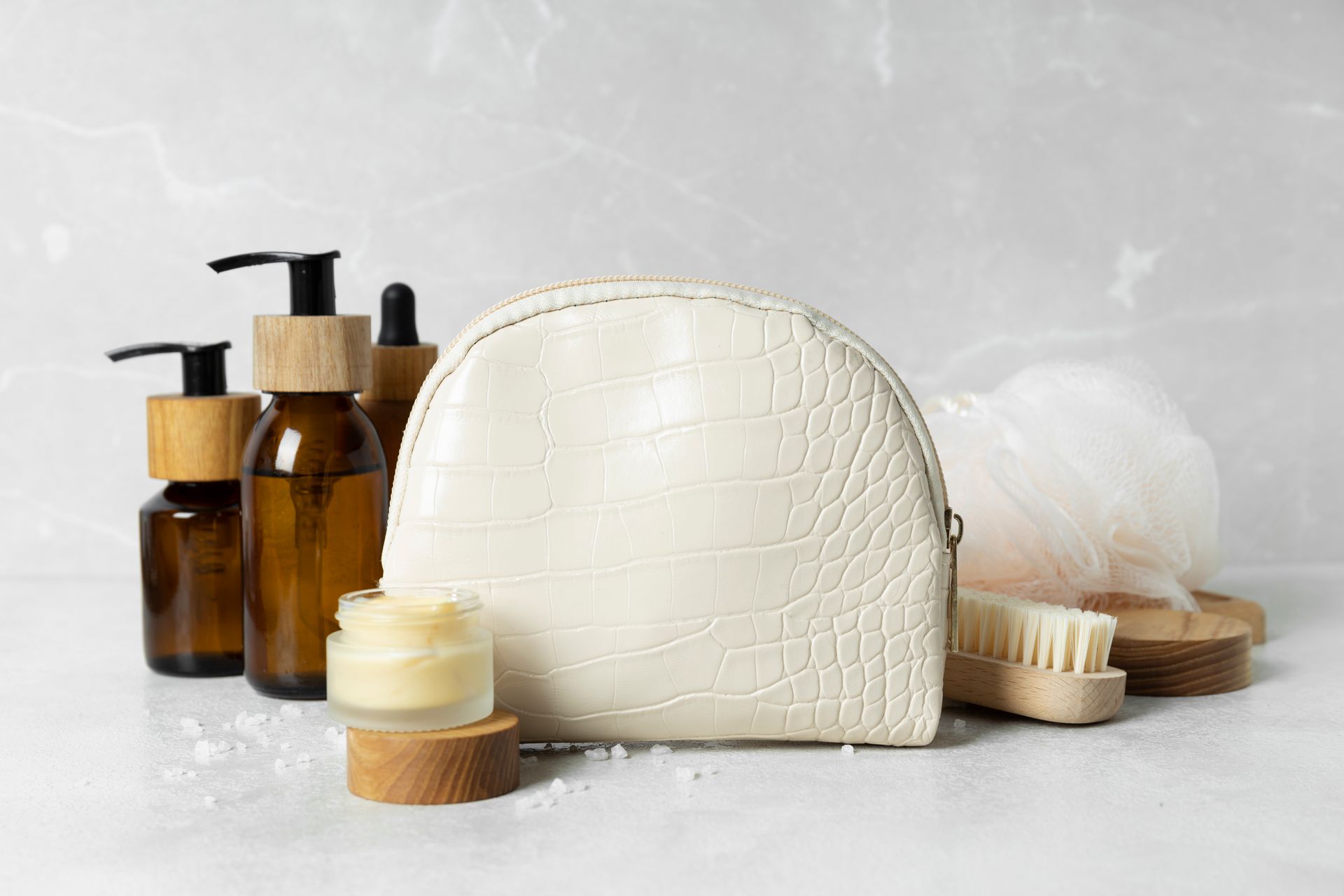 Kit de cosméticos com embalagens sofisticadas em ambiente clean