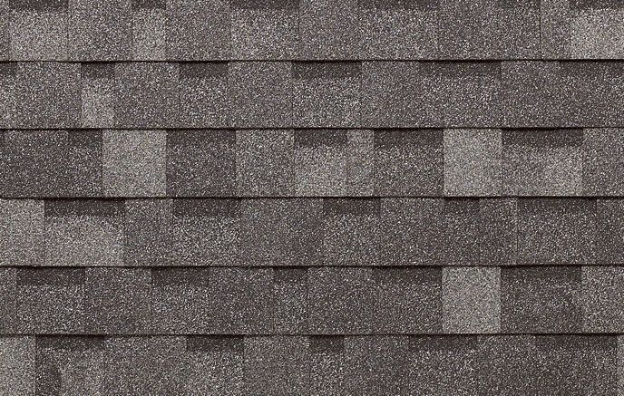 Un gros plan d'une rangée de bardeaux sur un toit.