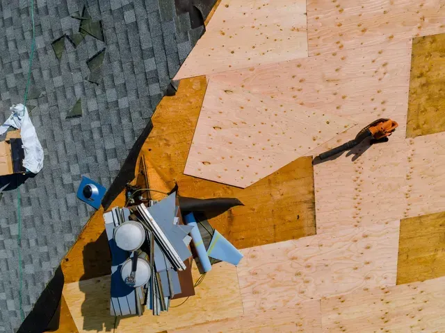 Une vue aérienne d'un toit en construction