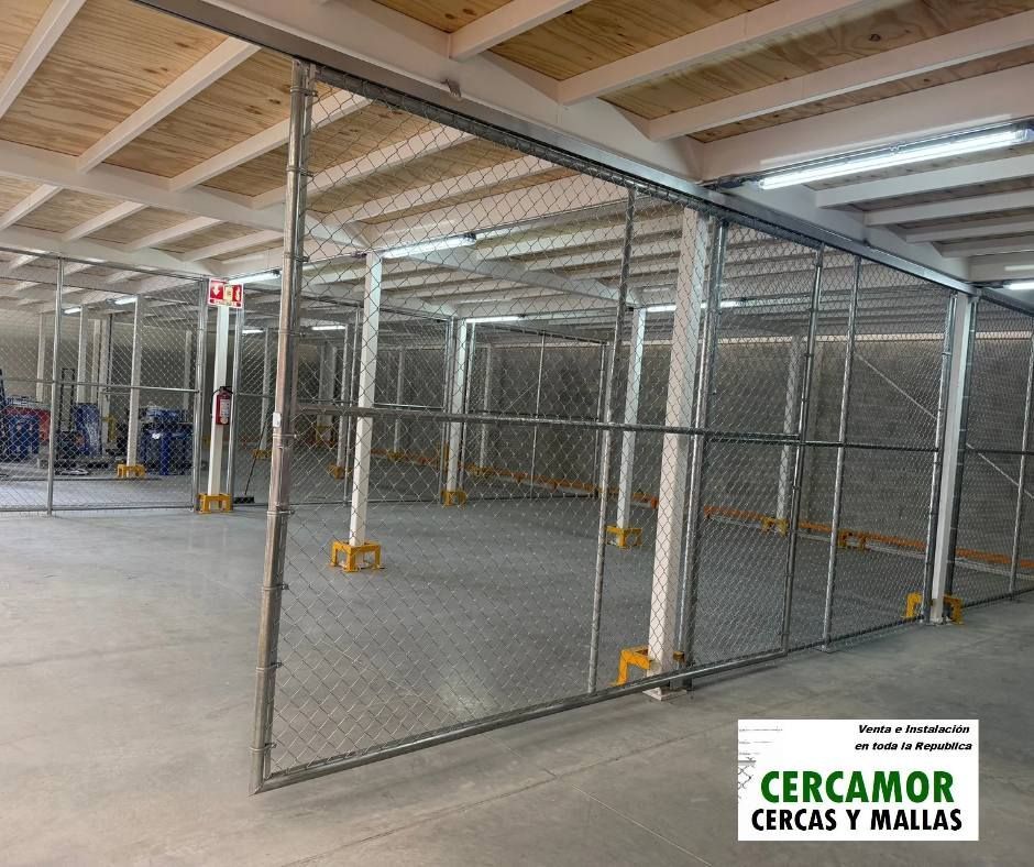 Cerca de malla ciclónica y portón automático