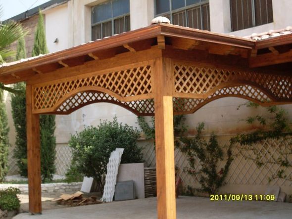 copertura in legno con griglia decorativa