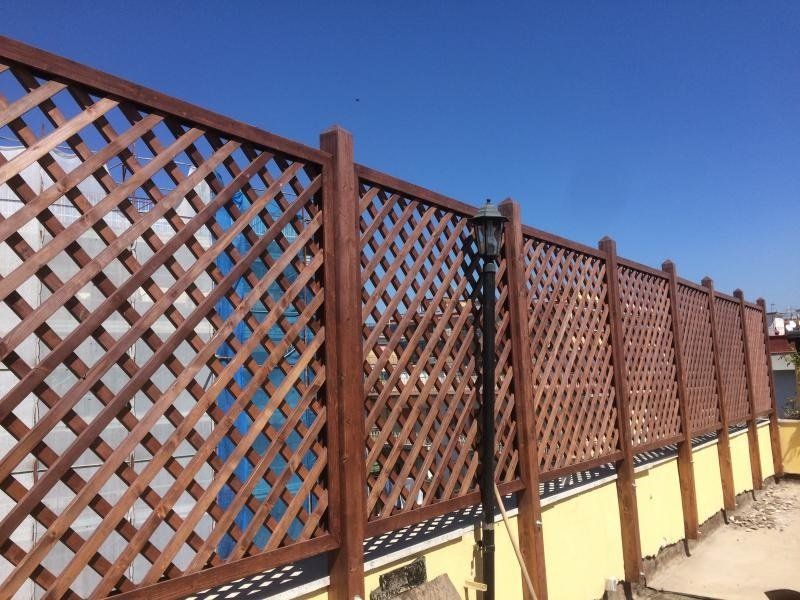 grigliato in legno su balcone