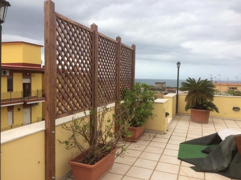 grigliato in legno su balcone