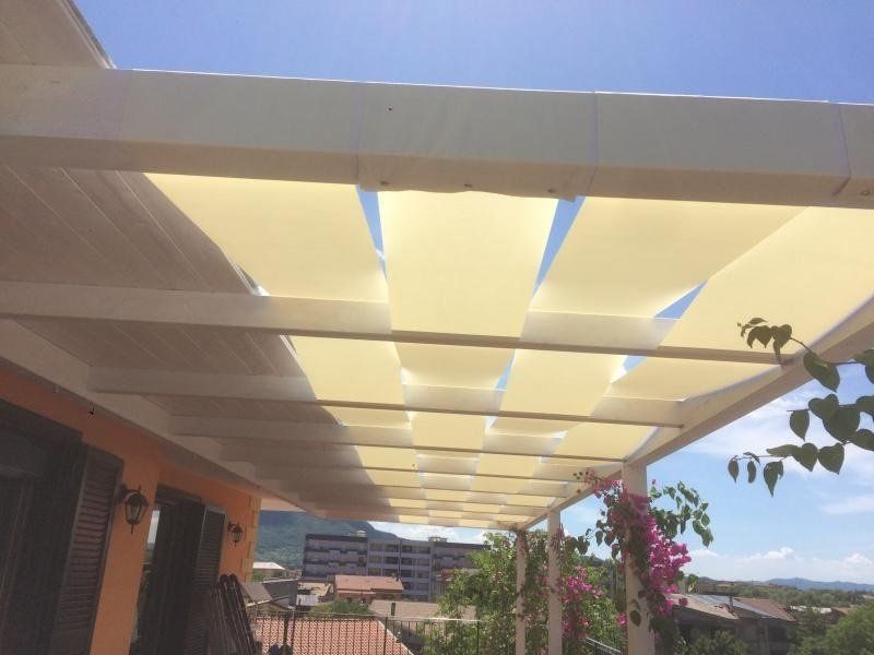 copertura in legno per schermatura solare