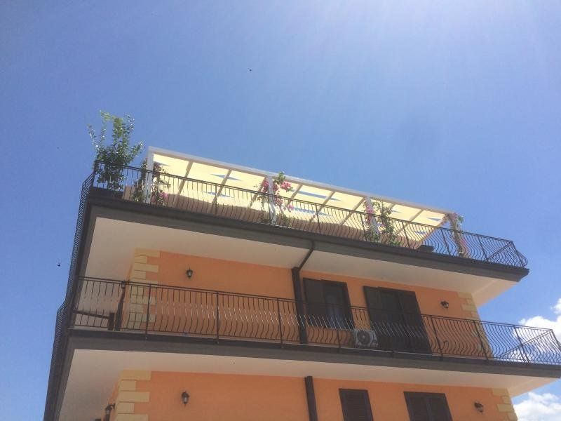 balcone con copertura in legno per schermatura solare