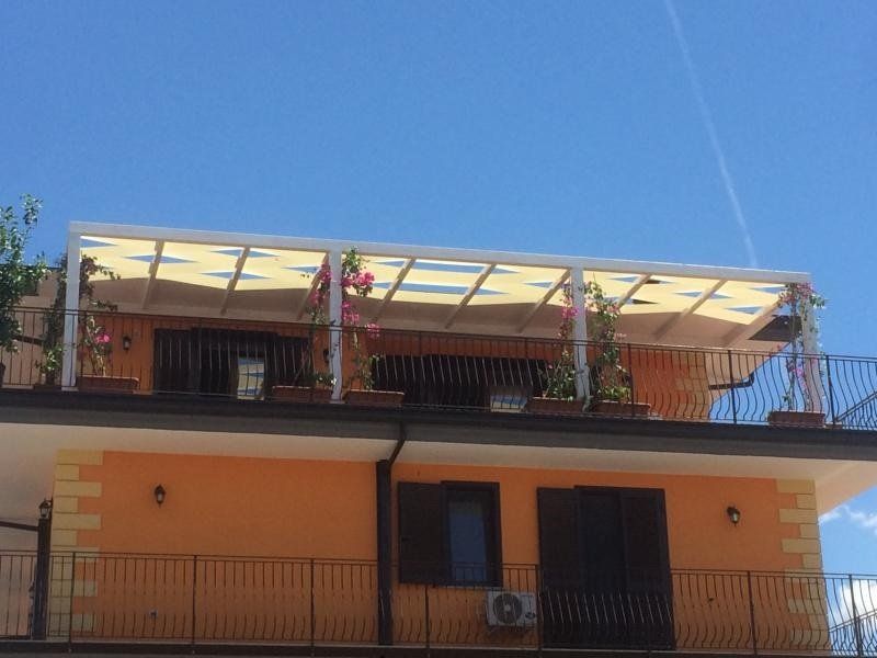 balcone con copertura in legno